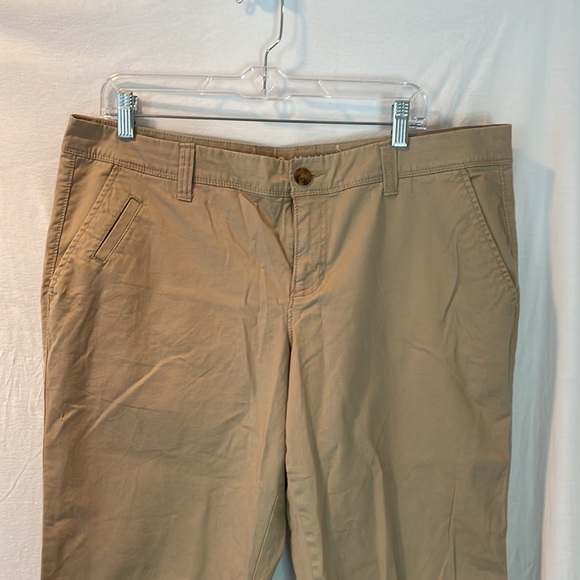 Old Navy khaki Capri - Picture 2 of 5